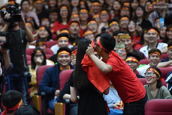 Không khí hừng hực khắp cả nước, tất cả một lòng cổ vũ đội tuyển U23 Việt Nam trước trận bán kết lịch sử với Qatar