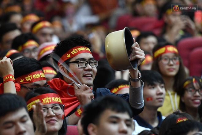 Không khí hừng hực khắp cả nước, tất cả một lòng cổ vũ đội tuyển U23 Việt Nam trước trận bán kết lịch sử với Qatar