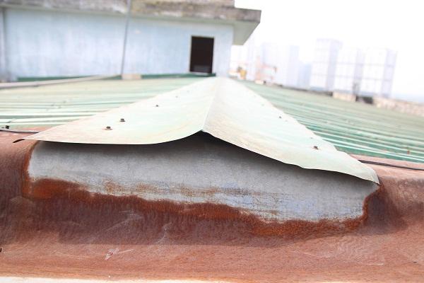 Hà Nội: Bà bầu 8 tháng dắt con nhỏ đi qua mái tôn nhà chung cư vì thang máy hỏng