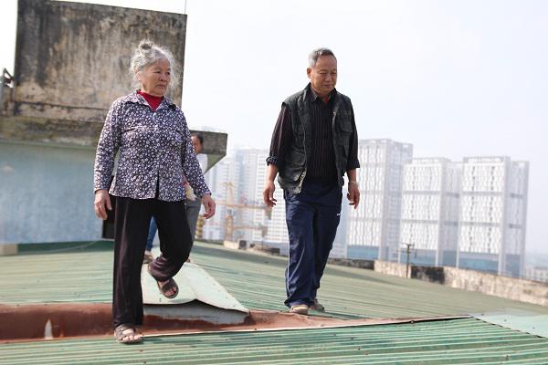 Hà Nội: Bà bầu 8 tháng dắt con nhỏ đi qua mái tôn nhà chung cư vì thang máy hỏng