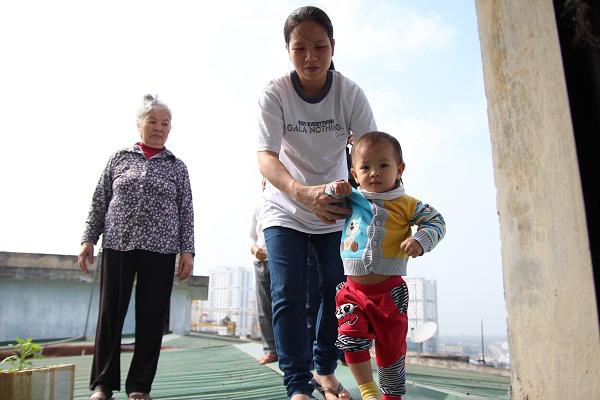Hà Nội: Bà bầu 8 tháng dắt con nhỏ đi qua mái tôn nhà chung cư vì thang máy hỏng