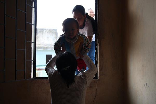 Hà Nội: Bà bầu 8 tháng dắt con nhỏ đi qua mái tôn nhà chung cư vì thang máy hỏng