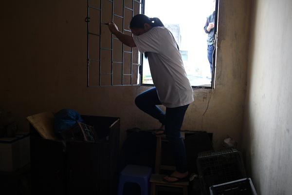 Hà Nội: Bà bầu 8 tháng dắt con nhỏ đi qua mái tôn nhà chung cư vì thang máy hỏng