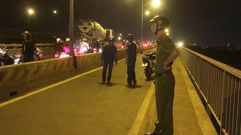 Hai cô gái trẻ để lại dép, cùng gieo mình xuống sông Sài Gòn trước sự ngỡ ngàng của người qua đường