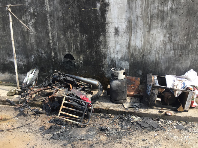 Cự cãi với vợ, người chồng ôm bình gas tự thiêu