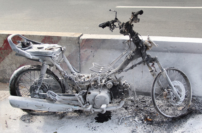 Xe máy đang chạy bốc cháy ngùn ngụt trên xa lộ Hà Nội