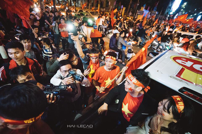 Phát sốt với bộ ảnh cưới rực rỡ cờ đỏ sao vàng sau trận U23 Việt Nam thắng U23 Qatar