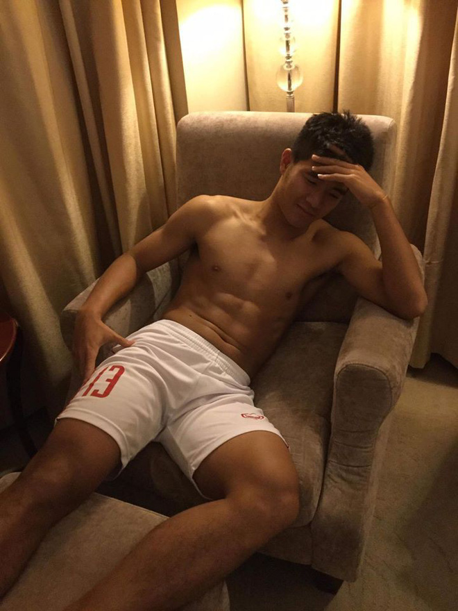 Khi Bùi Tiến Dũng và đồng đội cùng cởi áo khoe body cực phẩm 6 múi