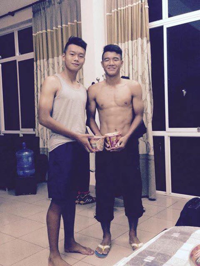 Khi Bùi Tiến Dũng và đồng đội cùng cởi áo khoe body cực phẩm 6 múi