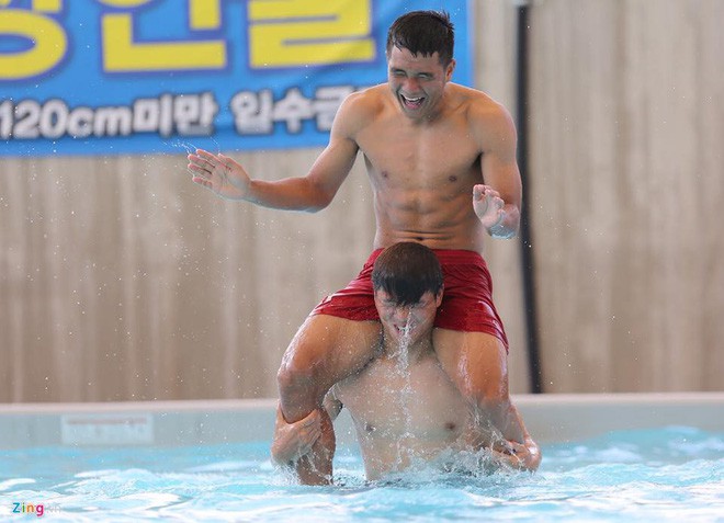 Khi Bùi Tiến Dũng và đồng đội cùng cởi áo khoe body cực phẩm 6 múi