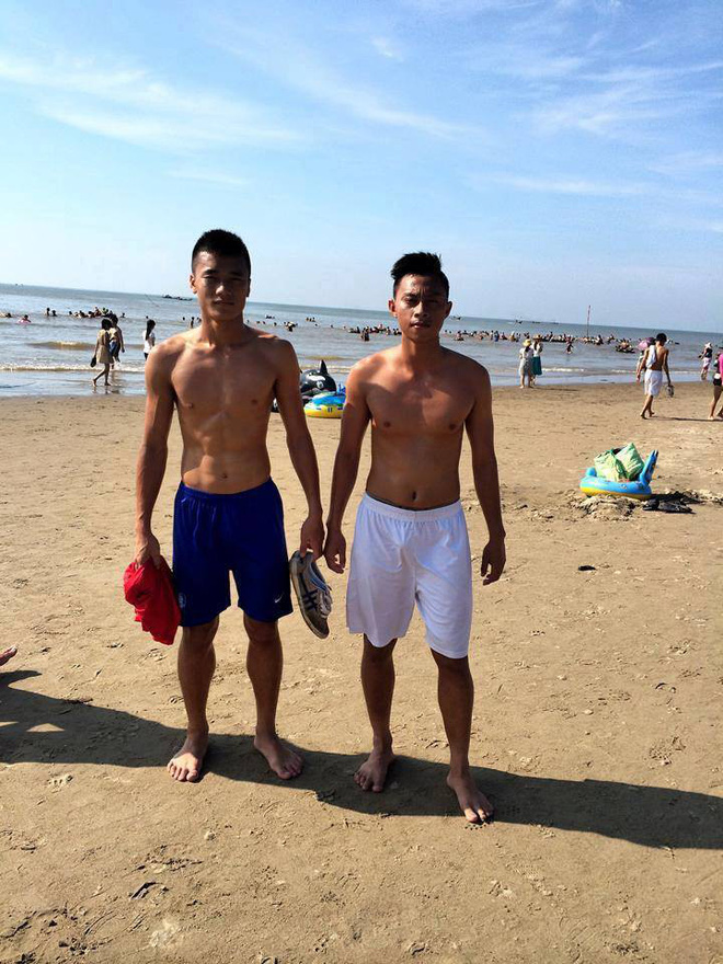 Khi Bùi Tiến Dũng và đồng đội cùng cởi áo khoe body cực phẩm 6 múi