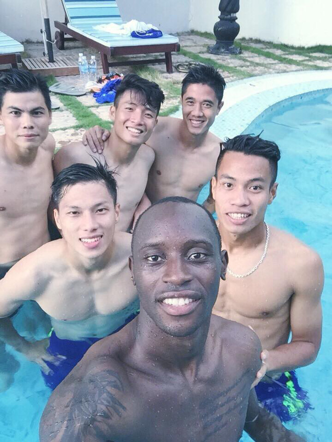 Khi Bùi Tiến Dũng và đồng đội cùng cởi áo khoe body cực phẩm 6 múi