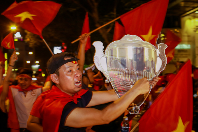 Người Sài Gòn cầm xoong chảo xuống đường mừng U23 Việt Nam chiến thắng