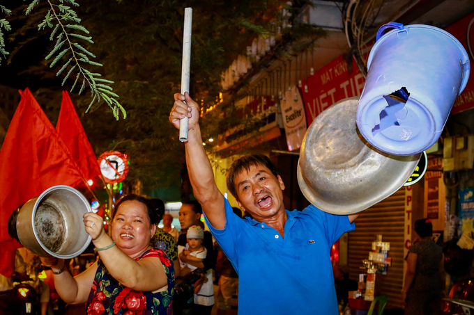 Người Sài Gòn cầm xoong chảo xuống đường mừng U23 Việt Nam chiến thắng
