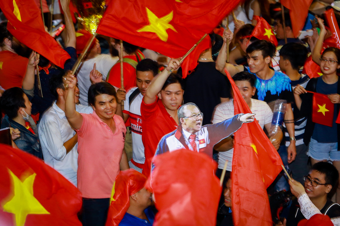 Người Sài Gòn cầm xoong chảo xuống đường mừng U23 Việt Nam chiến thắng