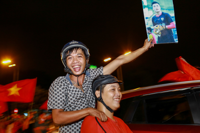 Người Sài Gòn cầm xoong chảo xuống đường mừng U23 Việt Nam chiến thắng