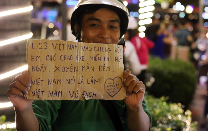 Người Sài Gòn cầm xoong chảo xuống đường mừng U23 Việt Nam chiến thắng