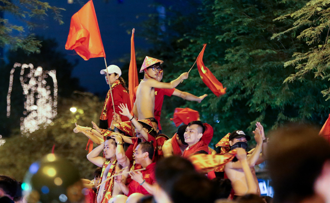 Người Sài Gòn cầm xoong chảo xuống đường mừng U23 Việt Nam chiến thắng