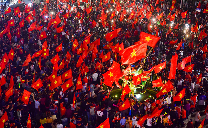 Hồ Gươm rực màu cờ đỏ sau chiến thắng của U23 Việt Nam