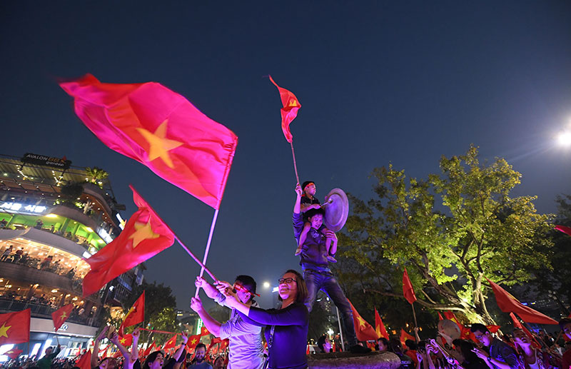 Hồ Gươm rực màu cờ đỏ sau chiến thắng của U23 Việt Nam