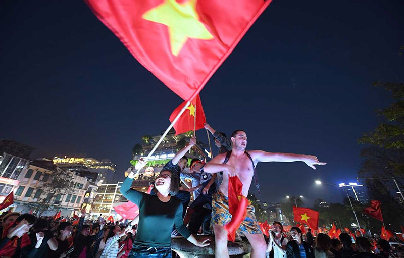 Hồ Gươm rực màu cờ đỏ sau chiến thắng của U23 Việt Nam