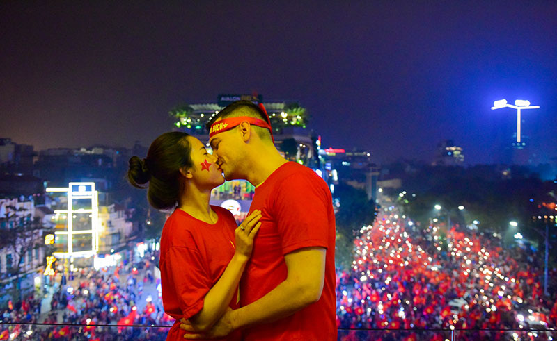 Hồ Gươm rực màu cờ đỏ sau chiến thắng của U23 Việt Nam