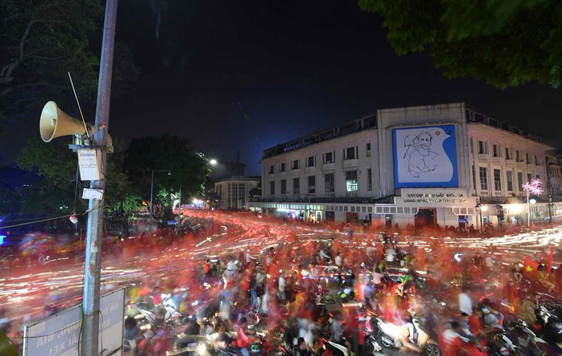 Hồ Gươm rực màu cờ đỏ sau chiến thắng của U23 Việt Nam