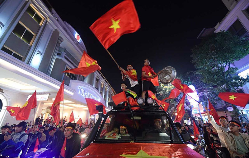 Hồ Gươm rực màu cờ đỏ sau chiến thắng của U23 Việt Nam