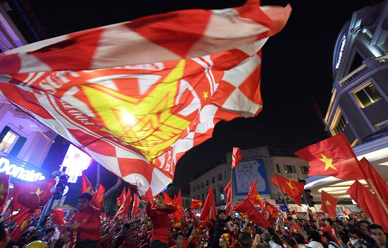 Hồ Gươm rực màu cờ đỏ sau chiến thắng của U23 Việt Nam