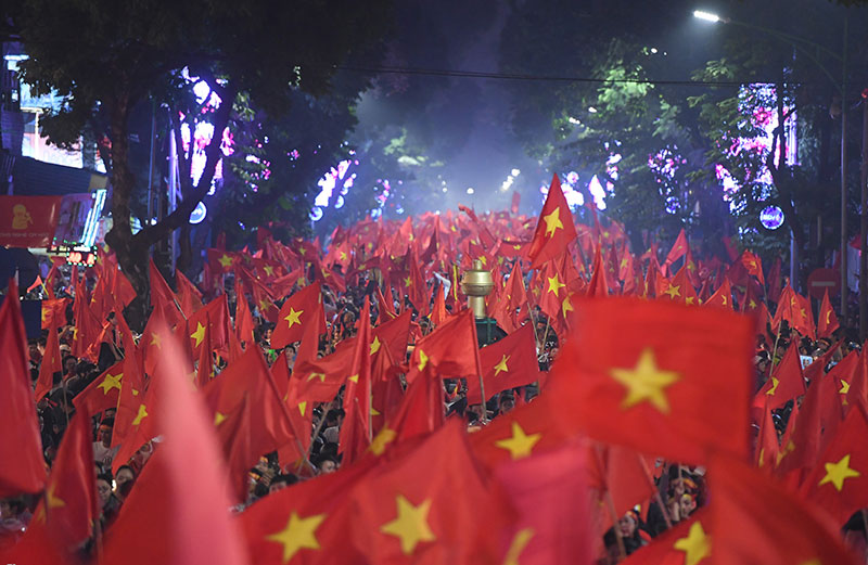 Hồ Gươm rực màu cờ đỏ sau chiến thắng của U23 Việt Nam