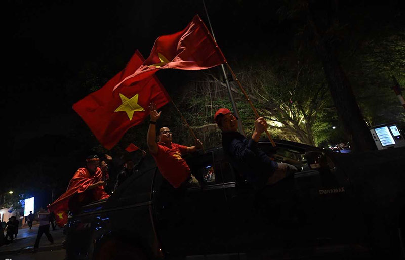 Hồ Gươm rực màu cờ đỏ sau chiến thắng của U23 Việt Nam