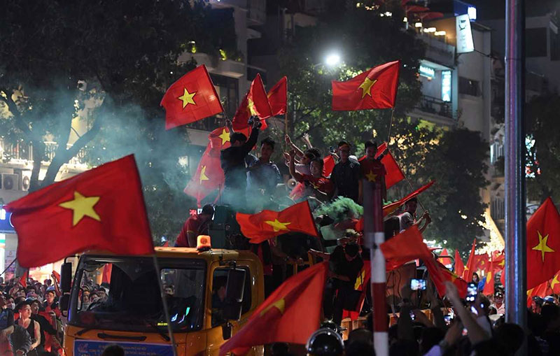 Hồ Gươm rực màu cờ đỏ sau chiến thắng của U23 Việt Nam