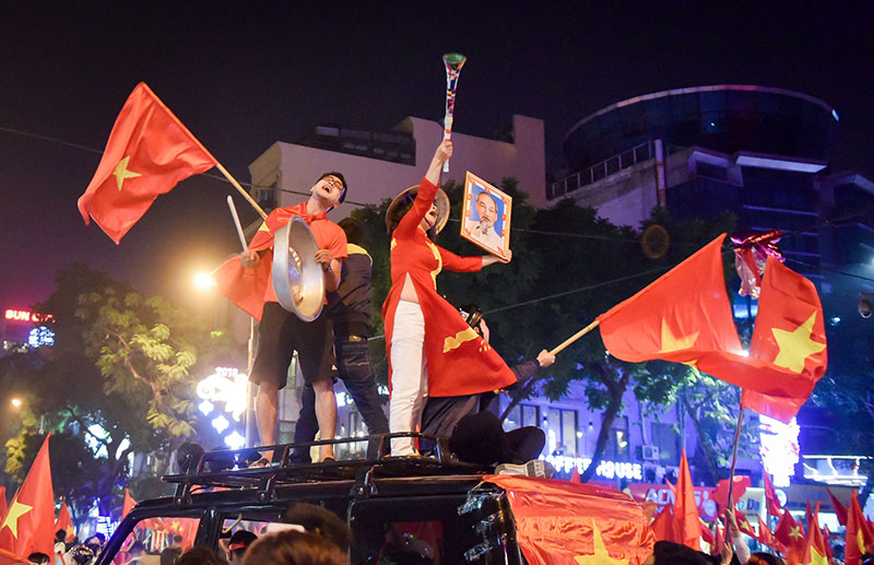 Hồ Gươm rực màu cờ đỏ sau chiến thắng của U23 Việt Nam