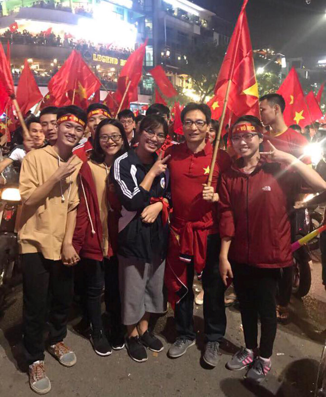 Phó thủ tướng Vũ Đức Đam xuống đường mừng chiến thắng của U23 Việt Nam