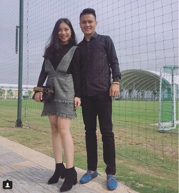 Quang Hải không chỉ là người hùng sân cỏ mà ngoài đời còn là soái ca chăm diện đồ đôi với bạn gái Quang Hải không chỉ là người hùng sân cỏ mà ngoài đời còn là soái ca chăm diện đồ đôi với bạn gái