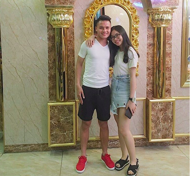 Quang Hải không chỉ là người hùng sân cỏ mà ngoài đời còn là soái ca chăm diện đồ đôi với bạn gái