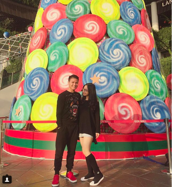 Quang Hải không chỉ là người hùng sân cỏ mà ngoài đời còn là soái ca chăm diện đồ đôi với bạn gái