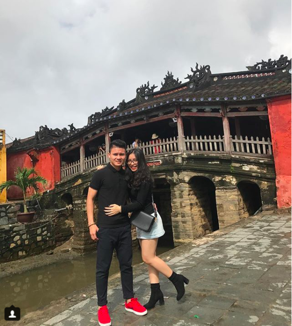 Quang Hải không chỉ là người hùng sân cỏ mà ngoài đời còn là soái ca chăm diện đồ đôi với bạn gái