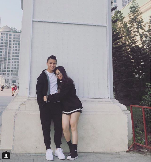 Quang Hải không chỉ là người hùng sân cỏ mà ngoài đời còn là soái ca chăm diện đồ đôi với bạn gái