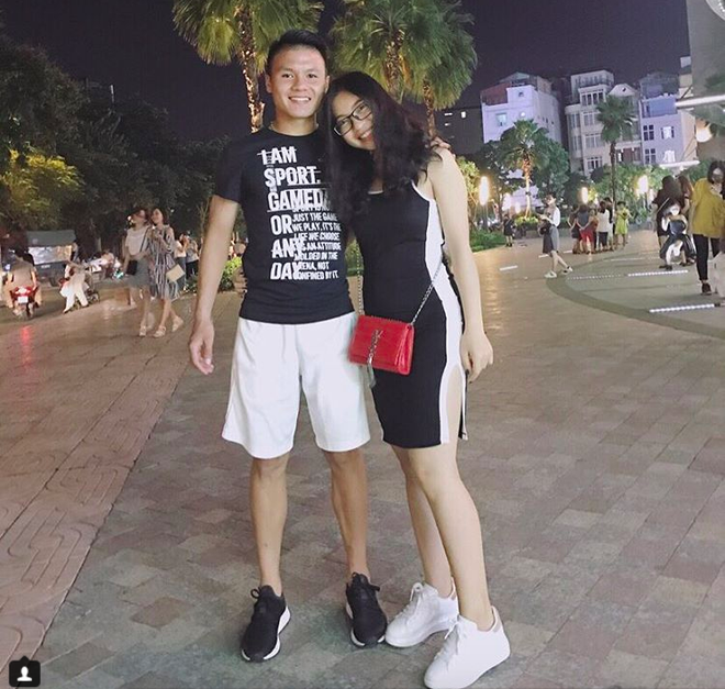 Quang Hải không chỉ là người hùng sân cỏ mà ngoài đời còn là soái ca chăm diện đồ đôi với bạn gái