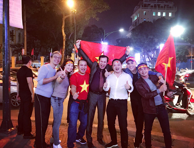 Sao Việt xuống đường đi bão mừng chiến thắng của U23 Việt Nam