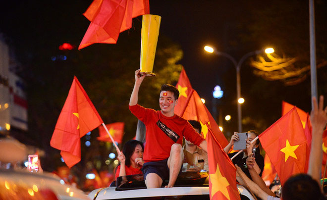 Sao Việt xuống đường đi bão mừng chiến thắng của U23 Việt Nam