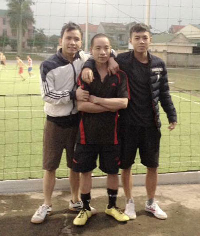 Giữ lời hứa, ông bố Nghệ An nhảy xuống ao mừng Việt Nam thắng