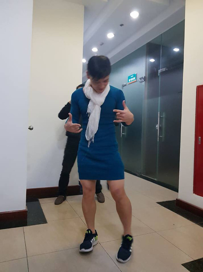 Việt Nam nói là làm: U23 thì đã thắng còn anh chàng này sáng nay đã phải mặc váy catwalk dọc văn phòng công ty