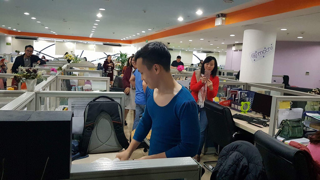Việt Nam nói là làm: U23 thì đã thắng còn anh chàng này sáng nay đã phải mặc váy catwalk dọc văn phòng công ty Việt Nam nói là làm: U23 thì đã thắng còn anh chàng này sáng nay đã phải mặc váy catwalk dọc văn phòng công ty