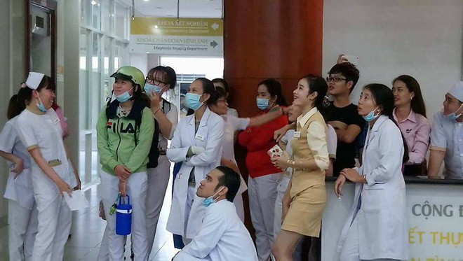 Bà bầu vừa chờ đẻ, vừa quẩy hết mình trong trận bán kết của U23 Việt Nam Bà bầu vừa chờ đẻ, vừa quẩy hết mình trong trận bán kết của U23 Việt Nam