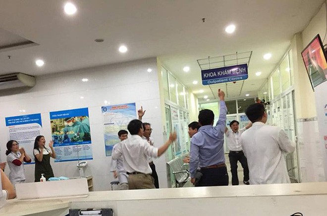 Bà bầu vừa chờ đẻ, vừa quẩy hết mình trong trận bán kết của U23 Việt Nam