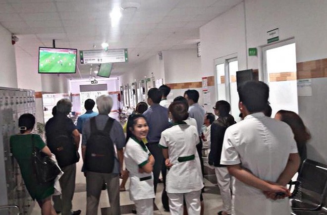 Bà bầu vừa chờ đẻ, vừa quẩy hết mình trong trận bán kết của U23 Việt Nam