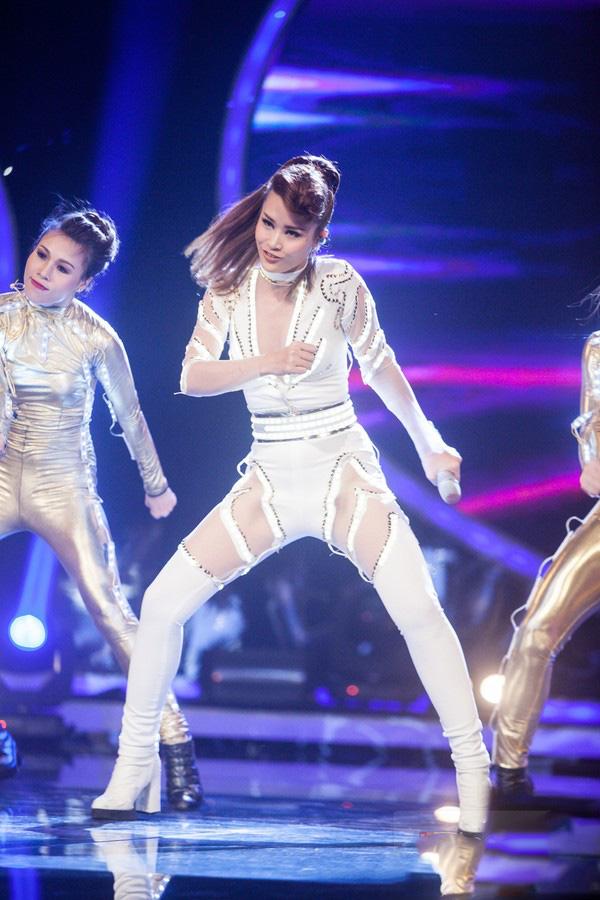 Những lần mặc đồ diễn không thể xấu hơn của loạt sao Việt