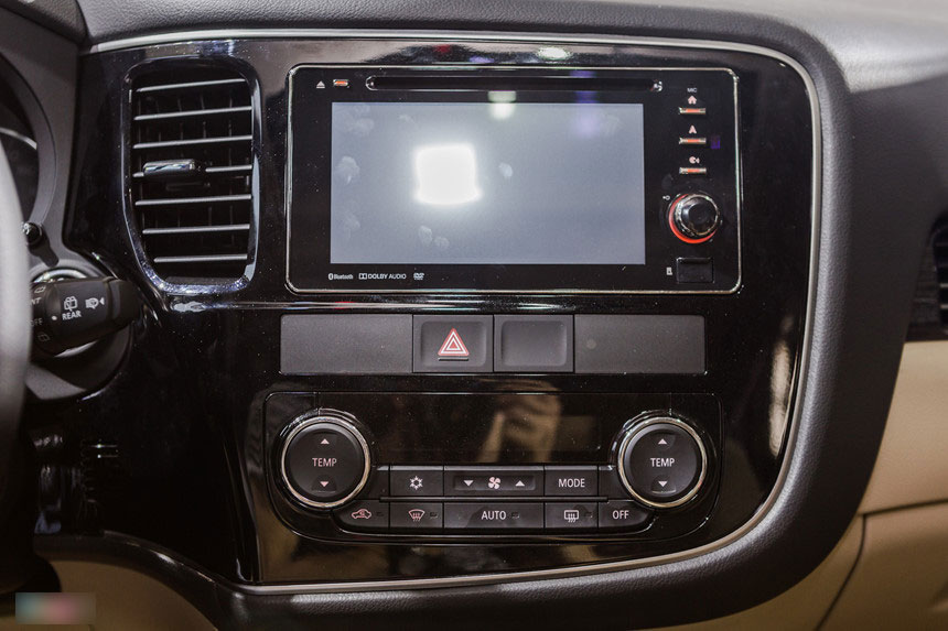 Mitsubishi Outlander lắp ráp thêm trang bị, giảm giá gần 200 triệu